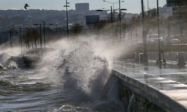 İzmir'de fırtına zor anlar yaşatıyor