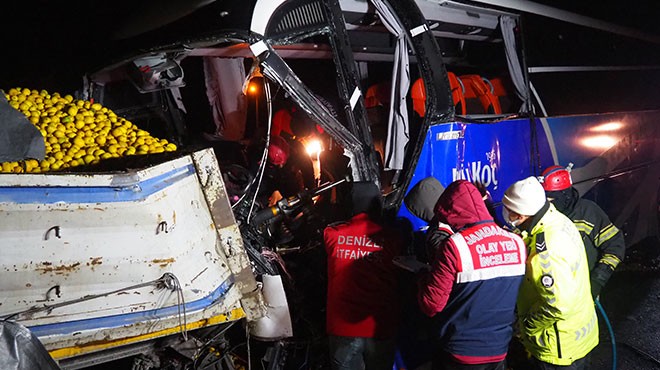 Denizli'de feci kaza: Yolcu otobüsü TIR'a çarptı!